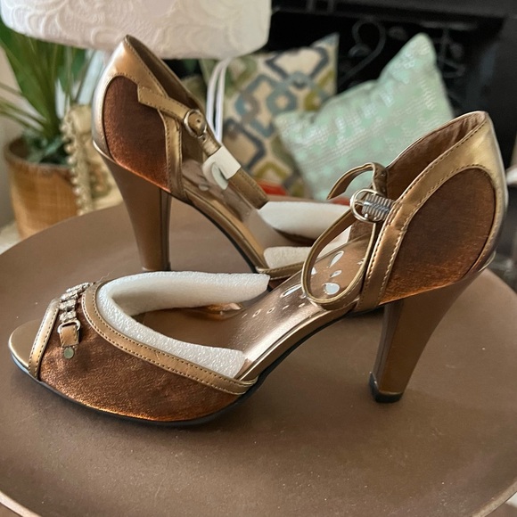 Kenneth Cole Reaction Shoes - Kenneth Cole Reaction Bronze Metallic Women's Heels NWT Size 7